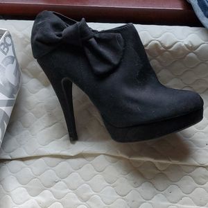 Bongo heel short boots.